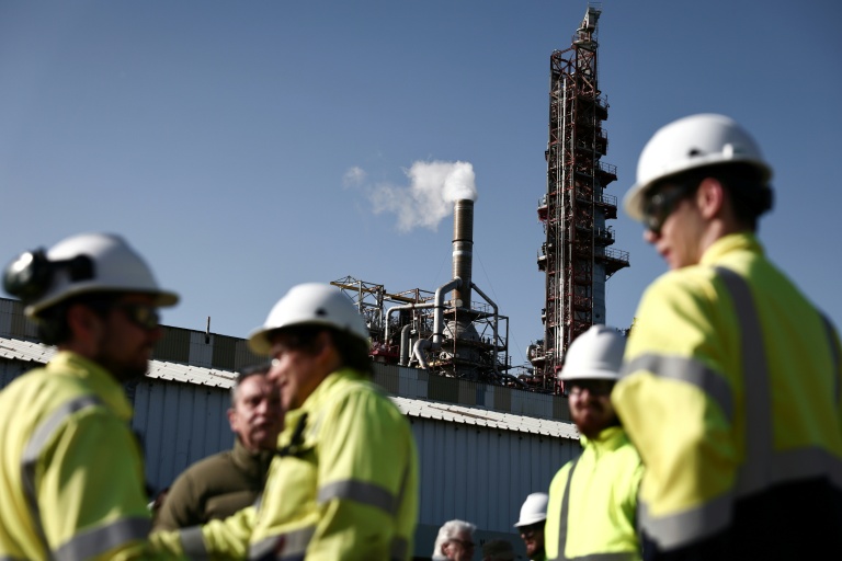 Des ouvriers rassemblés sur le site industriel du groupe Fibre Excellence à Tarascon, le 14 avril 2026 dans les Bouches-du-Rôhne alors que deux sites du groupe sont menacés de fermeture