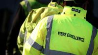 Des ouvriers rassemblés sur le site industriel du groupe Fibre Excellence à Tarascon, le 14 avril 2026 dans les Bouches-du-Rôhne alors que deux sites du groupe sont menacés de fermeture