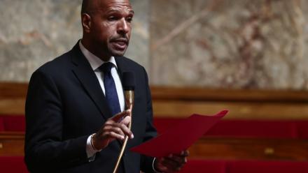 Olivier Serra, député français et, depuis peu, citoyen du Bénin, pays d'Afrique de l'ouest, ancienne plaque tournante du commerce d'esclaves et dont une partie de ses ancêtres sont originaires, le 21 mai 2025 à Paris à l'assemblée nationale 

