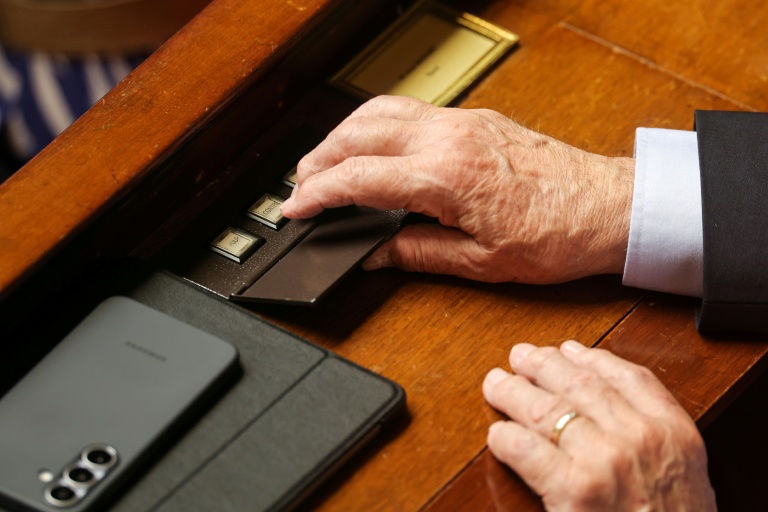 Un député vote sur sur le nouveau projet de loi créant un droit à l'aide à mourir, à l'Assemblée nationale, le 30 juin 2026 à Paris