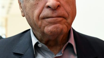 L'homme d'affaires franco-libanais Ziad Takieddine s'adresse aux médias à son arrivée au palais de justice de Paris le 7 octobre 2019, au premier jour du procès du volet financier de « l'affaire Karachi »