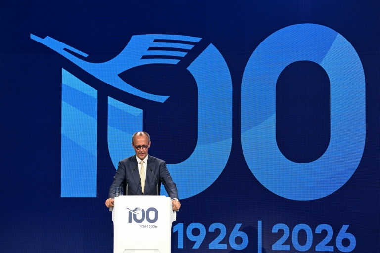 Le chancelier allemand Friedrich Merz lors d'une cérémonie pour le centenaire de la fondation de la compagnie aérienne Lufthansa à l'aéroport de Francfort, le 15 avril 2026 en Allemagne