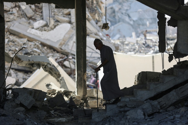 Un vieil homme marche dans les décombres d'un immeuble à Khan Younès, dans le sud de la bande de Gaza, le 24 septembre 2025