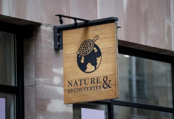 Logo de l'enseigne dédiée au bien-être, aux sciences et aux activités d'extérieur Nature & Découvertes dont Fnac Darty cherche à se séparer. Photo prise à Paris le 26 janvier 2026