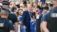 Le nouveau sélectionneur de l'équipe de France Ziénédine Zidane prend des photos avec les supporters devant le siège de la FFF, le 28 juillet 2026 à Paris