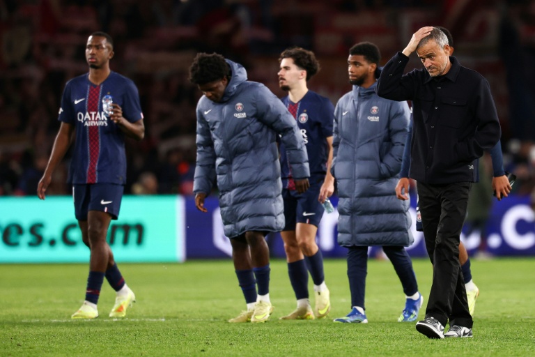 L'entraîneur du PSG Luis Enrique (à droite), privé de plusieurs de ses cadres, après la défaite face au Bayern Munich en Ligue des champions, au Parc des Princes le 4 novembre 2025