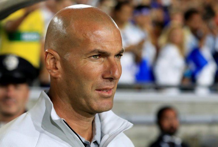 L'entraîneur du Real Madrid, Zinedine Zidane, observe le terrain avant un match, à Los Angeles, le 26 juillet 2017