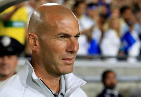 L'entraîneur du Real Madrid, Zinedine Zidane, observe le terrain avant un match, à Los Angeles, le 26 juillet 2017