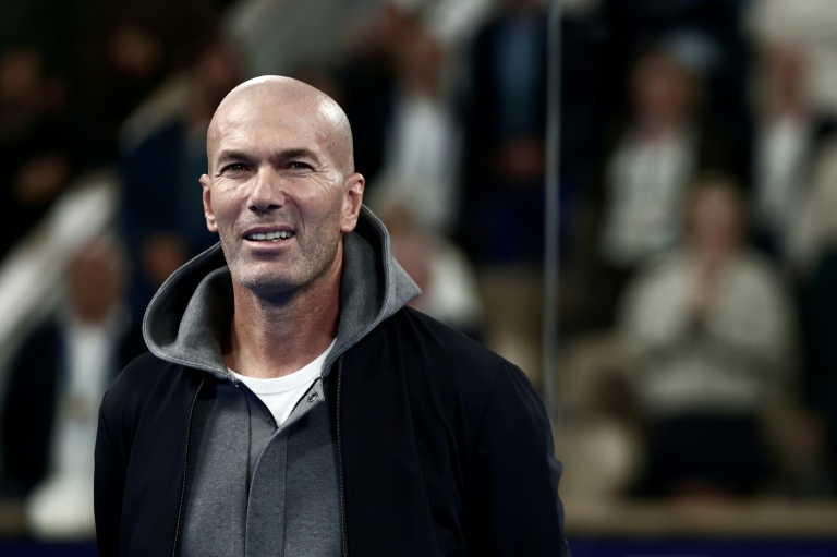 La légende du football français et entraîneur Zinédine Zidane assiste à une cérémonie sur le court Philippe-Chatrier du complexe de Roland-Garros, à Paris, le 14 septembre 2025