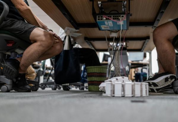 Des fonctionnaires en shorts, t-shirt et baskets, dans les bureaux du siège du gouvernement métropolitain de Tokyo,dans le cadre de l'initiative "Cool Biz" le 14 juillet 2026 lors d'une vague de fortes chaleurs