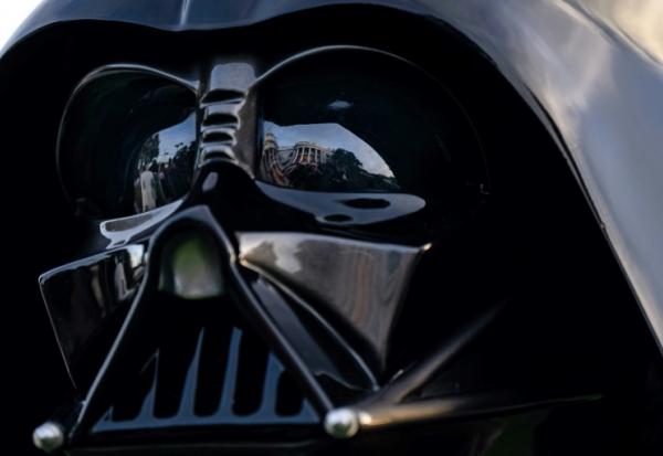 Une personne déguisée en Dark Vador, à l'occasion d'Halloween devant la Maison Blanche à Washington, le 30 octobre 2024