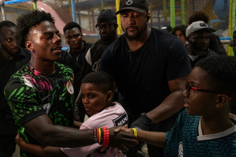L'influenceur afro-américain IShowSpeed est enlacé par un jeune admirateur à Lagos, le 21 janvier 2026