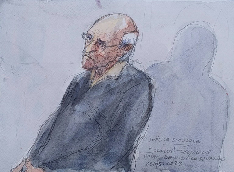 Le chirurgien français retraité Joel Le Scouarnec à son procès le 23 mai 2025