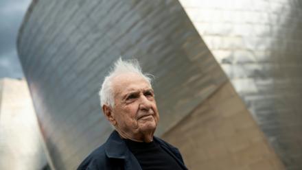L'architecte américano-canadien Frank Gehry evant le musée Guggenheim de Bilbao, le 17 octobre 2022 en Espagne
