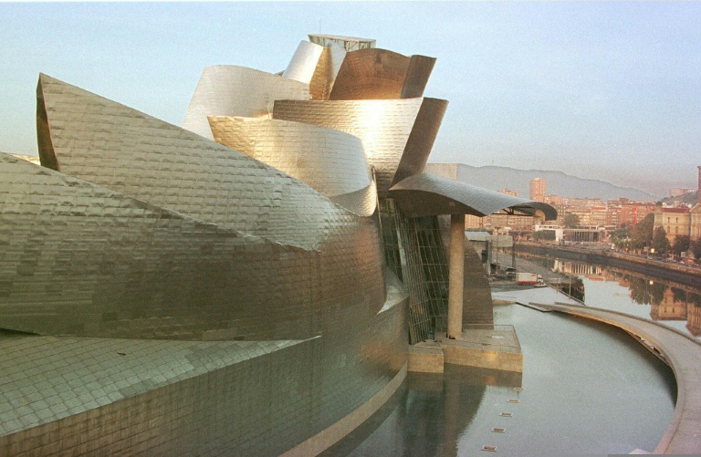 Le musée Guggenheim réalisé par l'architecte américano-canadien Frank Gehry à Bilbao, le 15 octobre  1997 en Espagne