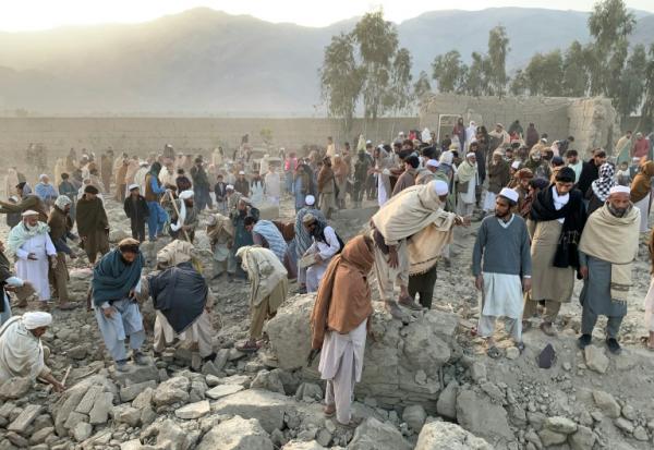Des habitants d'un village afghan cherchent des victimes dans les décombres, dans la province de Nangarhar, après un bombardement pakistanais, le 22 février 2026