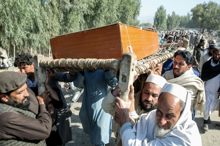 Funérailles de victimes après des frappes aériennes du Pakistan à la frontière de l'Afghanistan, le 22 février 2026 dans la province de Nangarhar, dans l'est de l'Afghanistan 
