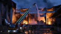 Des pompiers ukrainiens éteignent un incendie dans un entrepôt alimentaire après une frappe russe à Kiev, le 25 octobre 2025