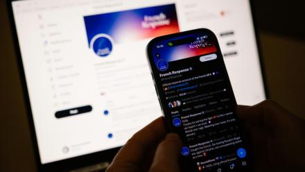 Ecran de téléphone portable affichant le compte X "French response" du ministère français des Affaires étrangères, le 23 janvier 2026