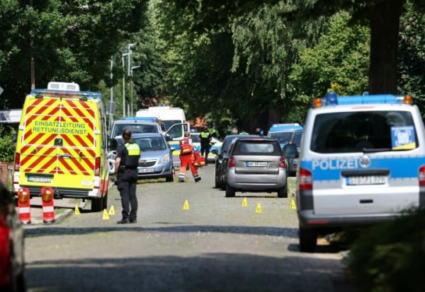  Des policiers et des secouristes sur les lieux d'une fusillade à Stade, dans le nord de l'Allemagne, le 29 juin 2026