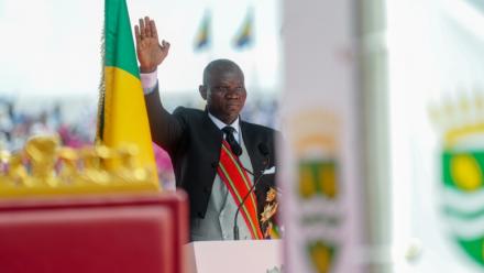 Le président du Gabon, Brice Oligui Nguema, prête serment pour un mandat de sept ans le 3 mai 2025 à Akanda, près de Libreville