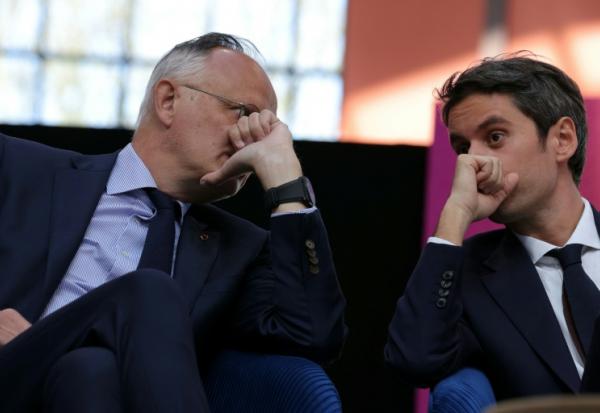 Les anciens Premiers ministres Edouard Philippe et Gabriel Attal lors d'un meeting du parti Renaissance, le 6 avril 2025 à Saint-Denis