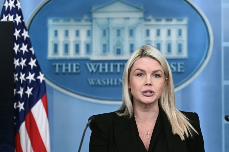 Karoline Leavitt, la porte-parole de la Maison Blanche, s'adresse aux médias lors d'un point presse à Washington DC le 27 avril 2026