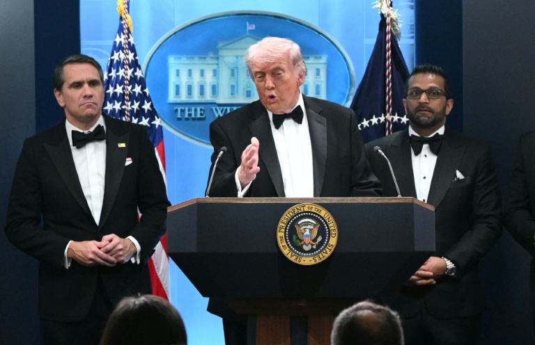 Le président américain Donald Trump lors d'un point presse après qu'un homme armé a tenté de forcer l'entrée du dîner des correspondants de la Maison Blanche auquel il assistait, le 25 avril 2026 à Washington 