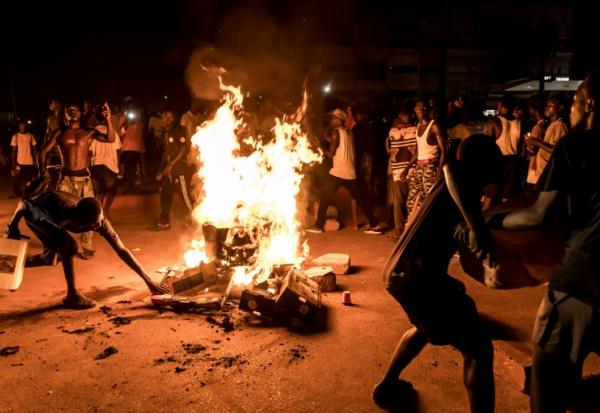 Des manifestants brûlent des pneus et bloquent des rues à Brusubi en, Gambie le 8 septembre 2026, pour protester contre des semaines de coupures d'électricité prolongées dans le pays  