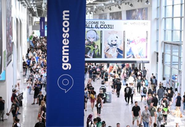 Des visiteurs au salon des jeux vidéo Gamescom, à Cologne, dans l'ouest de l'Allemagne, le 22 août 2024