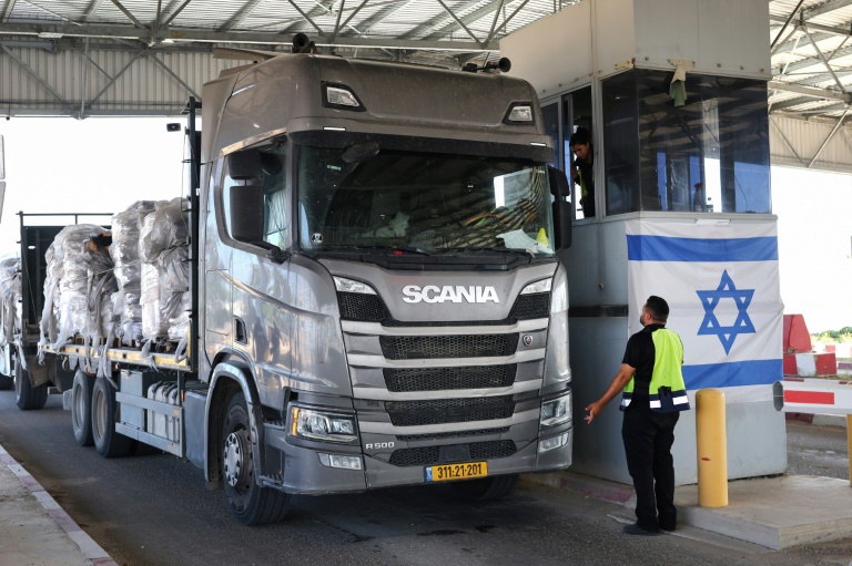 Un camion transportant de l’aide humanitaire traverse le point de passage de Kerem Shalom, entre le sud d’Israël et la bande de Gaza, le 22 mai 2025