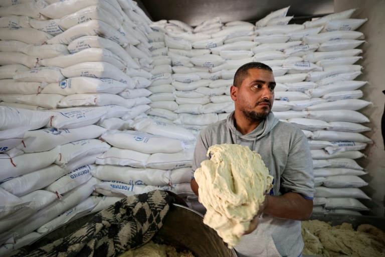 Un Palestinien travaille dans une boulangerie à Deir el-Balah, dans le centre de la bande de Gaza, après qu’Israël a autorisé l’entrée limitée de camions chargés d'aide humanitaire, le 22 mai 2025
