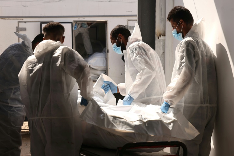 Des employés de l'hôpital Nasser à Khan Younès dans le sud de la bande de Gaza transportent l'une des dépouilles remises à Gaza par les autorités israéliennes, via la Croix-Rouge, le 31 octobre 2025