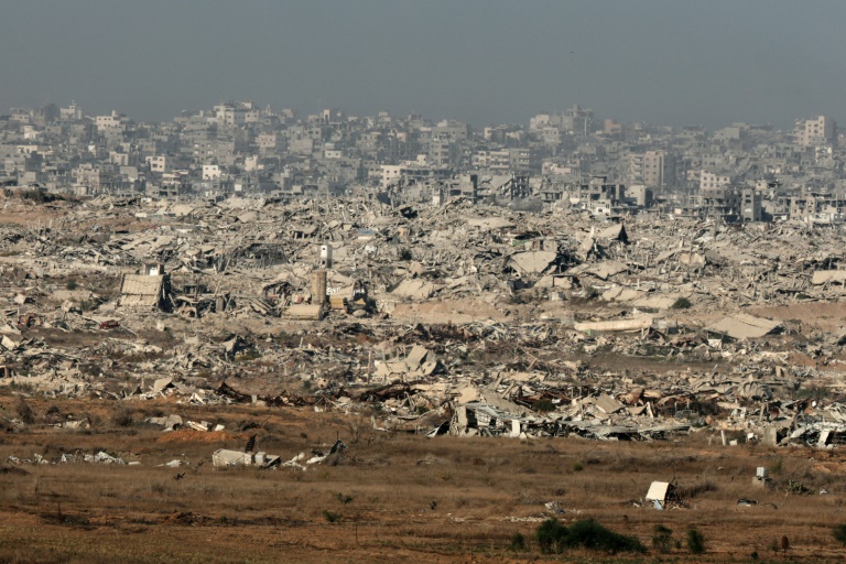Vue prise en territoire israélien de décombres laissés par plus de deux ans de guerre dans la bande de Gaza, le 30 octobre 2025 