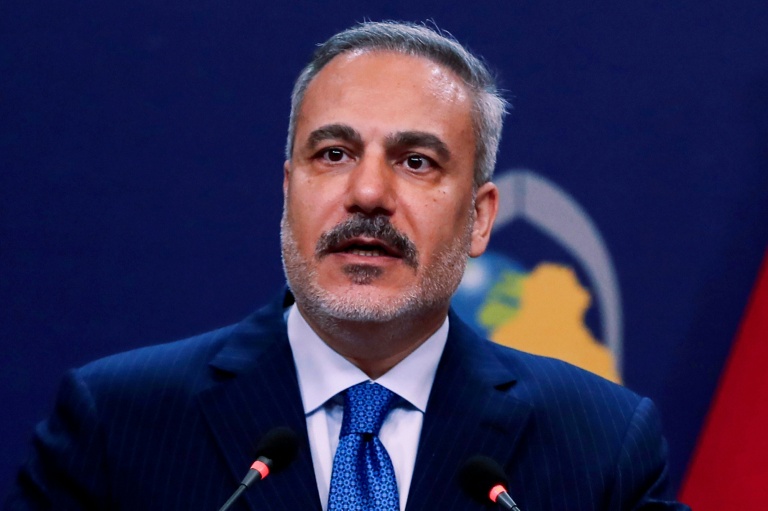 Le ministre turc des Affaires étrangères, Hakan Fidan, s'exprime lors d'une conférence de presse à Bagdad, le 2 novembre 2025