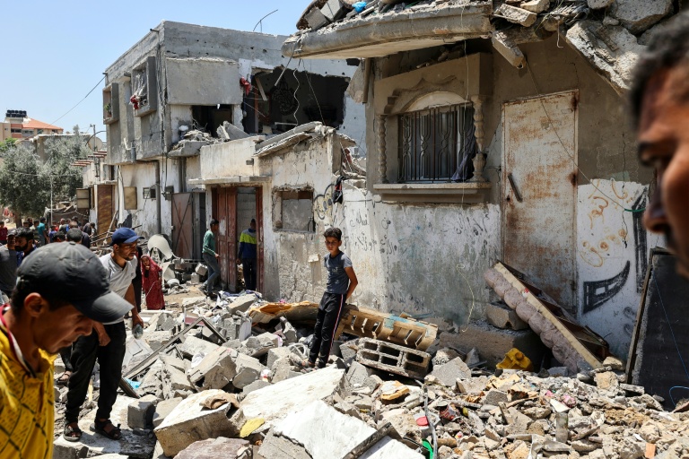 Des Palestiniens fouillent les décombres après une frappe israélienne à Nousseirat, dans le centre de la bande de Gaza, le 1er juin 2025