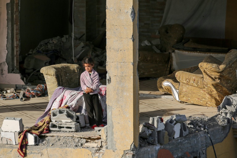 Une fillette dans un immeuble dévasté par les frappes israéliennes, à Bureij, dans le centre de la bande de Gaza, le 1er juin  2025