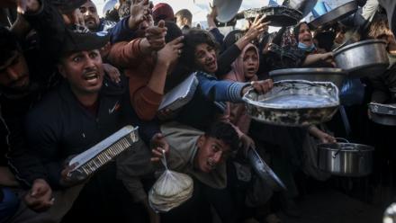 Distribution alimentaire dans le camp de Khan Younès, dans la bande de Gaza, le 26 février 2026