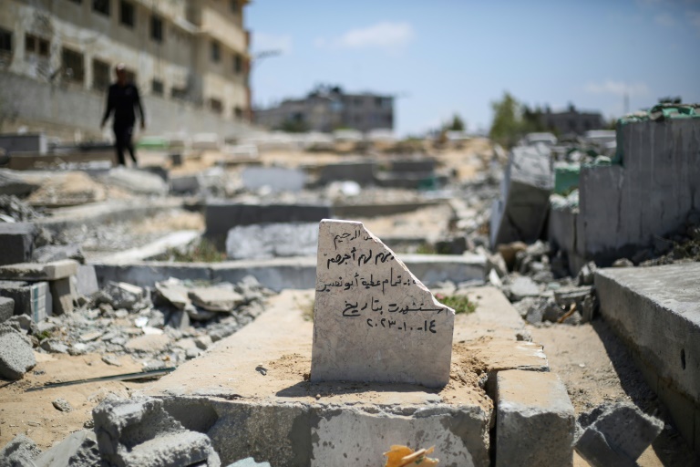 Un cimetière endommagé après une frappe israélienne qui a aussi touché la mosquée Ansar adjacente à Deir el-Balah, dans le centre de la bande de Gaza le 3 juin 2025