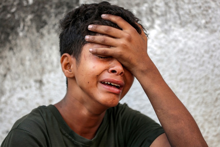 Un garçon pleure lors des funérailles de proches tués dans des bombardements israéliens, à l’hôpital al-Chifa, dans la ville de Gaza, le 4 juin 2025