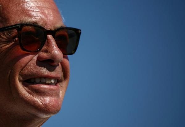 Nigel Farage, chef du parti Reform UK, sourit après avoir voté lors de l'élection partielle de Clacton, devant un bureau de vote improvisé installé dans une école primaire à Walton-on-the-Naze, dans l'Essex, le 13 août 2026
