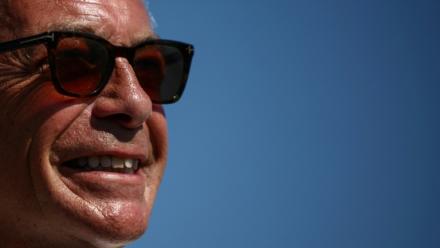 Nigel Farage, chef du parti Reform UK, sourit après avoir voté lors de l'élection partielle de Clacton, devant un bureau de vote improvisé installé dans une école primaire à Walton-on-the-Naze, dans l'Essex, le 13 août 2026