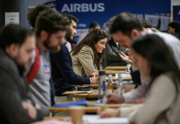 Des candidats et des représentants d'entreprises lors d'un "Aéroday", une journée de recrutement dédiée à la filière aéronautique, le 22 janvier 2026 à Toulouse