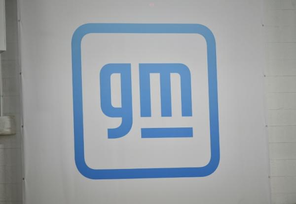 Le logo du constructeur automobile américain General Motors, sur le mur d'une de ses usines à Détroit (Michigan), le 17 novembre 2021