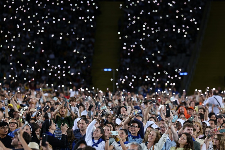 La foule assistant à une veille de prière du pape Léon XIV au stade olympique de Barcelone, le 9 juin 2026