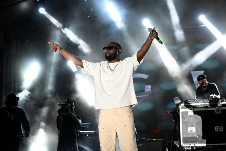 Le chanteur et rappeur congolais Gim en concert à Abidjan, le 17 mai 2024 en Côte d'Ivoire