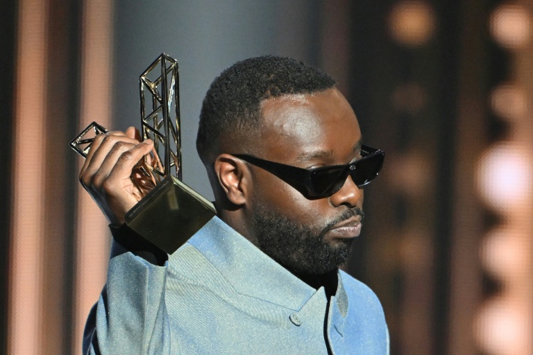 Le rappeur congolais Gims reçoit le prix du Meilleur Artiste Masculin lors de la 40e édition des Victoires de la Musique, à la Seine Musicale de Boulogne-Billancourt, le 14 février 2025 dans les Hauts-de-Seine