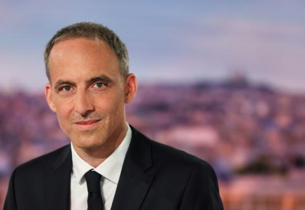 L'eurodéputé Raphaël Glucksmann pose sur le plateau du 20h de TF1 le 26 mai 2026 à Boulogne-Billancourt, près de Paris