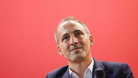 Raphaël Glucksmann lors d'une réunion le 16 novembre 2025 à Pontoise