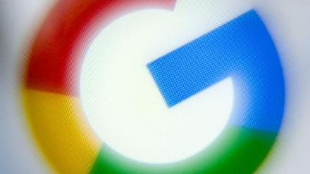 Google débute lundi une série d'audiences judiciaires qui vont permettre à un juge fédéral de statuer sur le démantèlement de l'activité publicitaire du géant technologique, réclamé par le gouvernement américain pour mettre fin à son monopole récemment jugé illégal